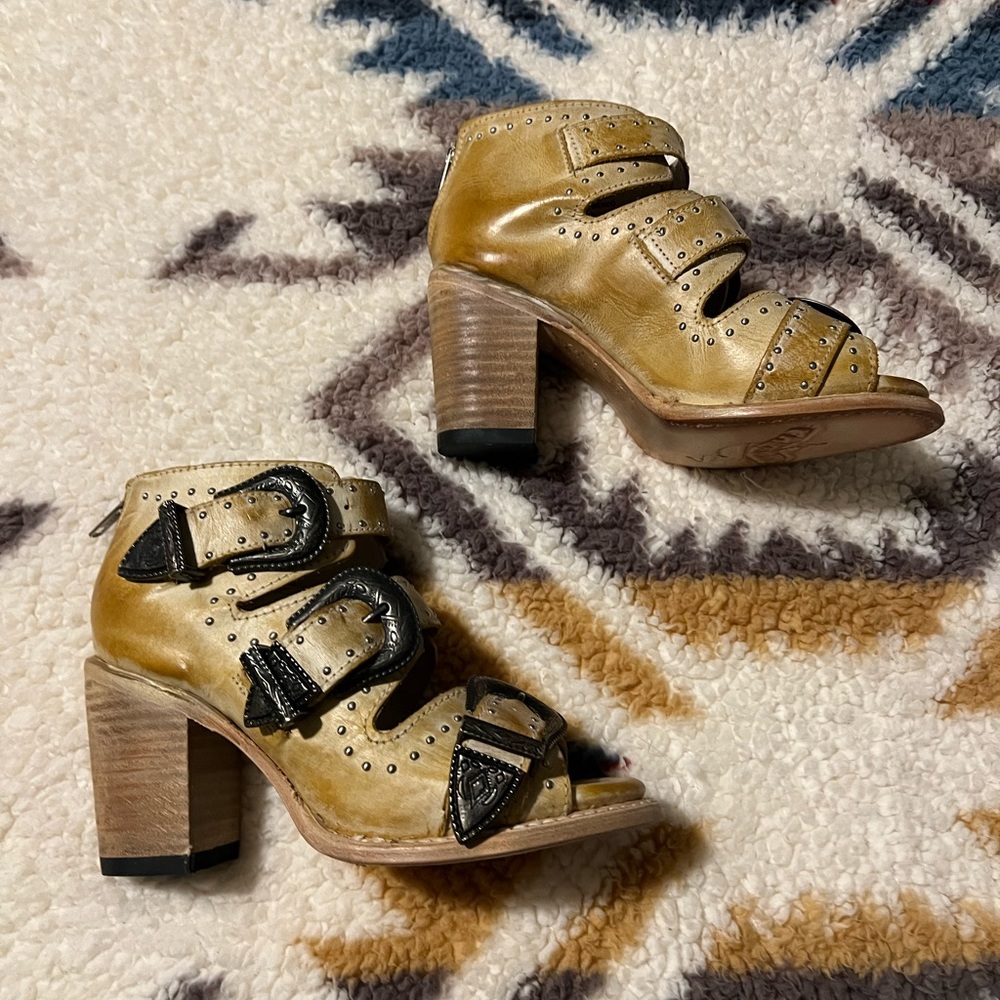 Freebird VIOLET Sandal color is Banana, size 6
